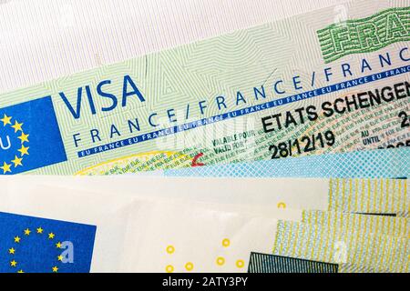 Visa Schengen dans le passeport. Émis par l'ambassade de France. Cet échantillon du visa Schengen est mis en circulation depuis 2019. Banque D'Images