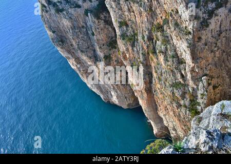 Belles falaises abruptes à Gaeta en Italie. Un rocher intéressant à gravir. Banque D'Images