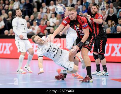 Kiel, Allemagne. 05 février 2020. Handball: Ligue des Champions, THW Kiel - Vardar Skopje, stade de groupe, groupe B, 11ème jour de jumelage. Les keels Steffen Weinhold (l) et les Skojes Dainis Kristopans combattent pour le ballon. Crédit: Axel Heimken/Dpa/Alay Live News Banque D'Images