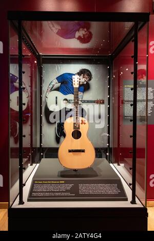 La guitare d'ED Sheeran est exposée au Horniman Museum, Londres Banque D'Images