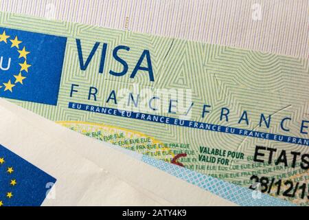 Visa Schengen dans le passeport. Émis par l'ambassade de France. Cet échantillon du visa Schengen est mis en circulation depuis 2019. Banque D'Images