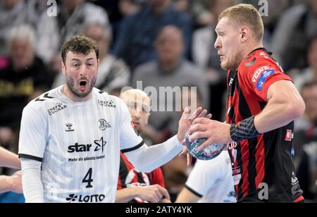 Kiel, Allemagne. 05 février 2020. Handball: Ligue des Champions, THW Kiel - Vardar Skopje, stade de groupe, groupe B, 11ème jour de jumelage. Kiels Domagoj Duvnjak (l) et Skopjes Dainis Kristopans combattent pour le ballon. Crédit: Axel Heimken/Dpa/Alay Live News Banque D'Images