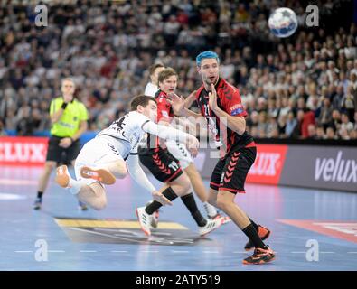 Kiel, Allemagne. 05 février 2020. Handball: Ligue des Champions, THW Kiel - Vardar Skopje, stade de groupe, groupe B, 11ème jour de jumelage. Kiels Miha Zarabec (l) et Skojes Gleb Kalarash combattent pour le ballon. Crédit: Axel Heimken/Dpa/Alay Live News Banque D'Images