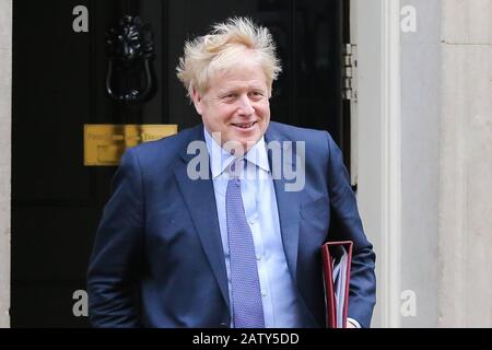 Le premier ministre britannique Boris Johnson quitte la rue Downing numéro 10 pour répondre aux questions du premier ministre (QGP) à la Chambre des communes. Banque D'Images