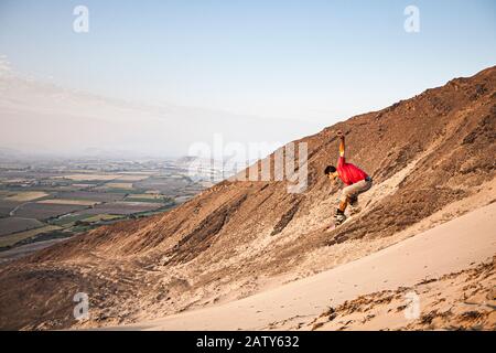 Sandboarding sur Huamanchacate Dune. Coishco, Département d'Ancash, au Pérou. Banque D'Images