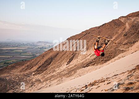 Sandboarding sur Huamanchacate Dune. Coishco, Département d'Ancash, au Pérou. Banque D'Images