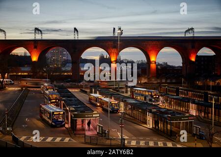 Stockport viaduc et la gare routière de Stagecoach Banque D'Images