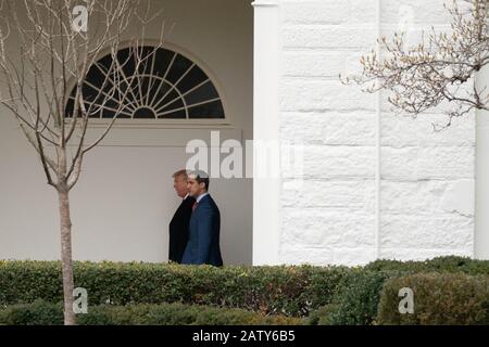 Washington, États-Unis. 05 février 2020. Le président américain Donald Trump accompagne le dirigeant vénézuélien de l'opposition Juan Guaido dans la West Wing Colonnade lorsqu'il arrive pour une réunion à la Maison Blanche à Washington, DC le mercredi 5 février 2020. Photo de Ken Cedeno/UPI crédit: UPI/Alay Live News Banque D'Images