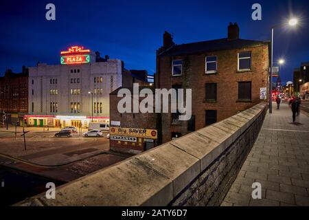 Le Stockport Landmark Plaza de l'A6 Wellington Road avec le pub abandonné en haut des escaliers En Bas Banque D'Images