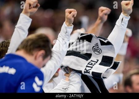 Kiel, Allemagne. 05 février 2020. Handball: Ligue des Champions, THW Kiel - Vardar Skopje, stade de groupe, groupe B, 11ème jour de jumelage. Les joueurs de Kiel célèbrent un succès. Crédit: Axel Heimken/Dpa/Alay Live News Banque D'Images