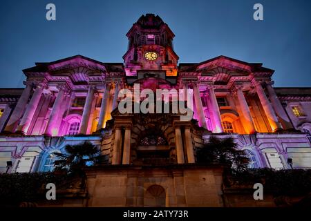 Classé grade II conçu par l'architecte Sir Alfred Brumwell Thomas Stockport Town Hall projecteur de nuit , Cheshire, à Manchester Banque D'Images