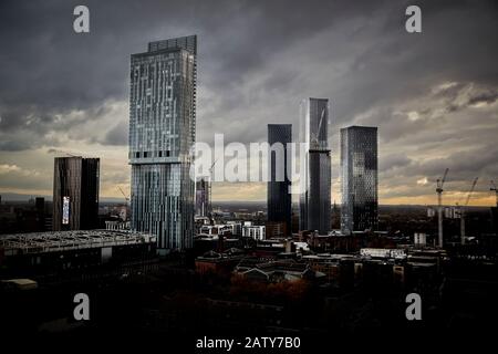 Centre-ville de Manchester avec tour de Beetham et place Deansgate derrière. Banque D'Images