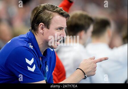 Kiel, Allemagne. 05 février 2020. Handball: Ligue des Champions, THW Kiel - Vardar Skopje, stade de groupe, groupe B, 11ème jour de jumelage. L'entraîneur de Kiel Filip Jicha entraîne son équipe. Crédit: Axel Heimken/Dpa/Alay Live News Banque D'Images