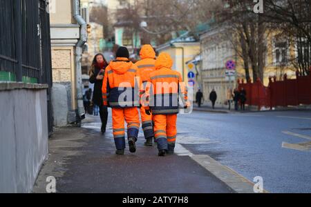 Un groupe de travailleurs marchant dans la rue à Moscou Banque D'Images