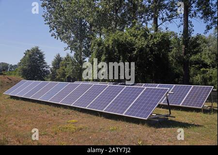 Énergie libre du soleil. Arrière-cour petite ferme solaire. Banque D'Images