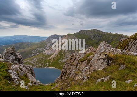 En regardant le sommet de Cyfrwy à travers Llyn y Gadair vers le sommet de Cadair Idris, Parc national de Snowdonia, Pays de Galles du Nord Banque D'Images