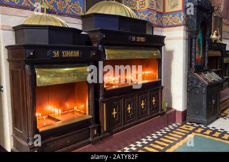 Intérieur de la cathédrale dédiée Dormition de la mère de Dieu - église orthodoxe de Varna. Ville À La Mer Noire. Bulgarie. Banque D'Images