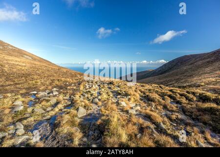 Les montagnes de Mourne sont les montagnes les plus hautes et les plus spectaculaires d'Irlande du Nord. Vue depuis la vallée près du sommet de la montagne Slieve Donard sur la mer d'Irlande Banque D'Images