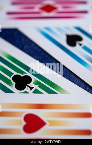 Face arrière de quatre cartes de jeu montrant les quatre costumes Banque D'Images