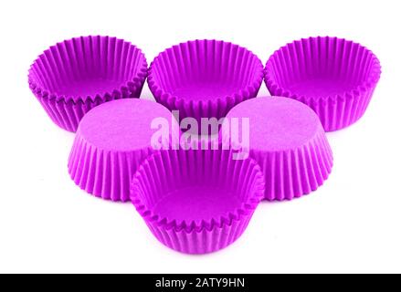 Forme en silicone violet pour la cuisson du muffin et du cupcake sur fond blanc. Moules pour muffins sucrés et délicieux. Banque D'Images