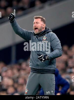 Ralph Hasenhuttl, responsable de Southampton, fait des gestes sur le touchline lors du quatrième match de replay de la FA Cup au stade Tottenham Hotspur à Londres. Banque D'Images