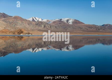 Miroir de réflexion dans un lac calme. Lumière du matin. Mongolie Occidentale Banque D'Images