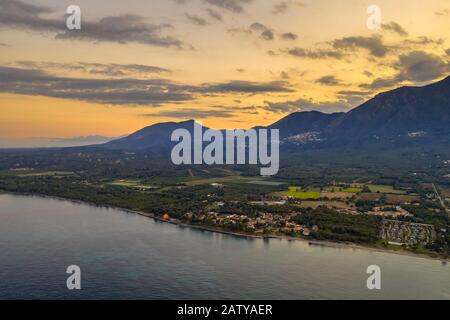 Vue aérienne de la côte est de la Corse vue depuis Moriani Plage au coucher du soleil, France Banque D'Images