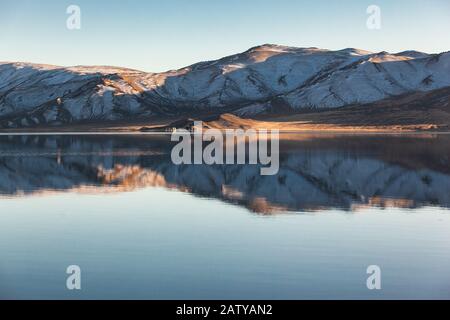 Miroir de réflexion dans un lac calme. Lumière du matin. Mongolie Occidentale Banque D'Images