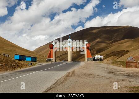 Région de Chui, Kirghizstan - 07 octobre 2019 : entrée dans la région de Talas. La plus petite région du Kirghizstan. Banque D'Images