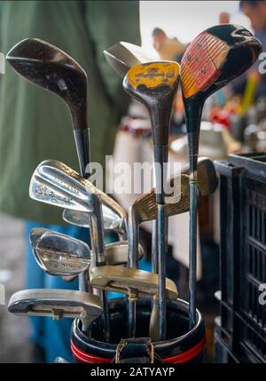 Ankara, Turquie-2 février 2020: Anciens clubs de golf vendus dans le marché des antiquités, point de mire sélectif. Banque D'Images