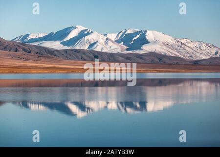 Miroir de réflexion dans un lac calme. Lumière du matin. Mongolie Occidentale Banque D'Images