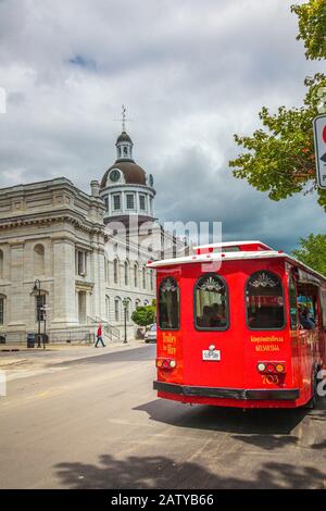 Brock Street, Kingston (Ontario), Canada, août 2014 - Location de bus-tramway rouge devant l'édifice de l'hôtel de ville Banque D'Images