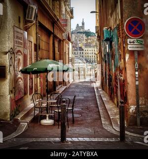 Marseille, France, mars 2019, vue de "notre-Dame de la Garde" depuis une rue étroite se terminant par "le Vieux Port" Banque D'Images