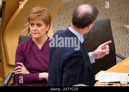 Édimbourg, Royaume-Uni. 5 février 2020. Photo : (à gauche) Nicola Sturgeon MSP - Premier ministre de l'Écosse et chef du Parti national écossais; (à droite) Michael Matheson MSP - Ministre des Transports. Déclaration Ministérielle : La Nouvelle Stratégie De Transport Pour L'Écosse - Protéger Notre Climat Et Améliorer Le Crédit Pour La Vie : Colin Fisher/Alay Live News Banque D'Images