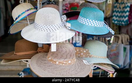 Variété de chapeaux à vendre sur le marché pour les vacances d'été. Banque D'Images