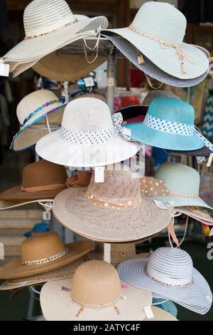 Variété de chapeaux à vendre sur le marché pour les vacances d'été. Banque D'Images