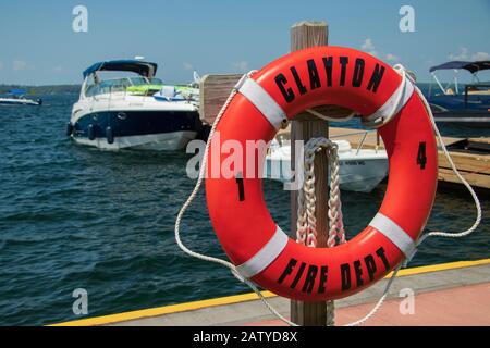 Bouée et marina du réseau Life Ring en arrière-plan en été, ville de Clayton, NY, États-Unis, fleuve Saint-Laurent Banque D'Images