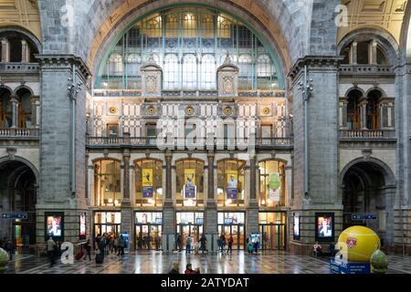 Anvers / Belgique - 08 octobre 2019: Terminus de la gare d'Antwerpen Centraal Banque D'Images