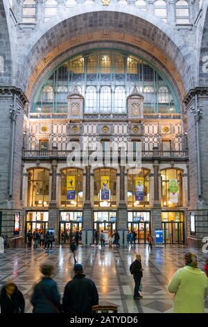 Anvers / Belgique - 08 octobre 2019: Terminus de la gare d'Antwerpen Centraal Banque D'Images