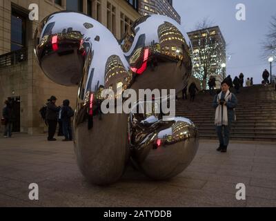 Richard Hudson's The Knot in Canary Wharf pendant les lumières d'hiver 2020 dans l'obscurité la nuit Banque D'Images