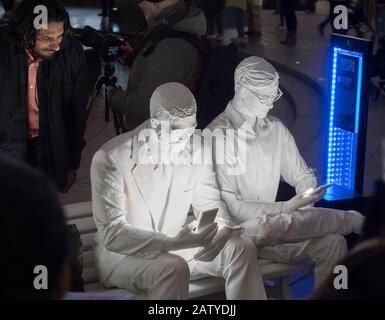 Gali May Lucas' Absorbé par Light, Cabot Square, à Canary Wharf pendant les lumières d'hiver 2020 dans le noir de nuit Banque D'Images