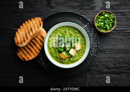 Brocoli, soupe aux épinards dans un bol avec pain grillé. Soupe verte. Nourriture diététique. Vue de dessus. Banque D'Images