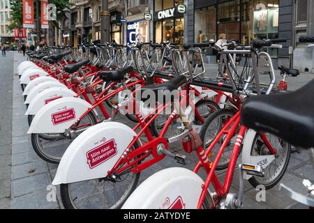 Anvers / Belgique - 08 octobre 2019: Vélos de ville à louer. Transport écologique en Europe. Banque D'Images