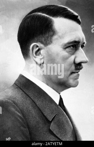 1940 : ADOLF HITLER - NAZISMO - NAZISTA - NAZISME - NAZISME - NAZI - NAZIST - WWII - SECONDA GUERRA MONDIALE - BAFFI - MOUSTACHE - DITATORE - DICTATEUR - Banque D'Images