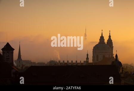 L'Église de Saint Nicolas dans la brume du matin. L'église Saint-Nicolas est une église baroque de la petite ville de Prague. Banque D'Images