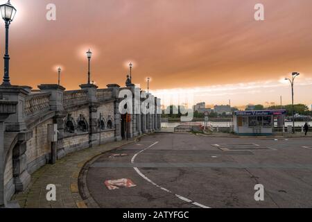 Anvers, Belgique - 08 octobre 2019: Panorama d'Anvers, vue de dessus de la rivière et boar, au bord de la rivière Banque D'Images