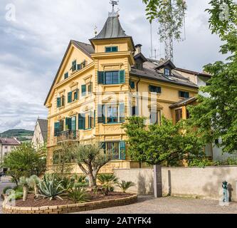 Maison historique sur la place de la cathédrale de Brixen , Bressanone dans le Tyrol du Sud, Trentin-Haut-Adige, dans le nord de l'Italie, 25 mai 2019. Banque D'Images