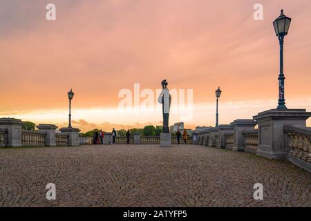 Anvers, Belgique - octobre 08 2019: Coucher de soleil près de la rivière avec les touristes. Banque D'Images