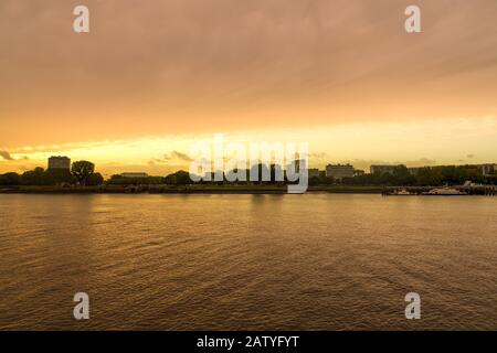 Anvers, Belgique - 08 octobre 2019: Panorama d'Anvers, vue de dessus de la rivière et du bateau, au bord de la rivière Banque D'Images