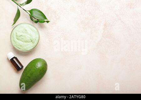 Masque de visage avocat dans un bocal en verre avec feuilles et avocat, huile. Masque nourrissant maison fait d'une purée d'avocat. Recette de cosmétiques maison de bricolage, peau Banque D'Images